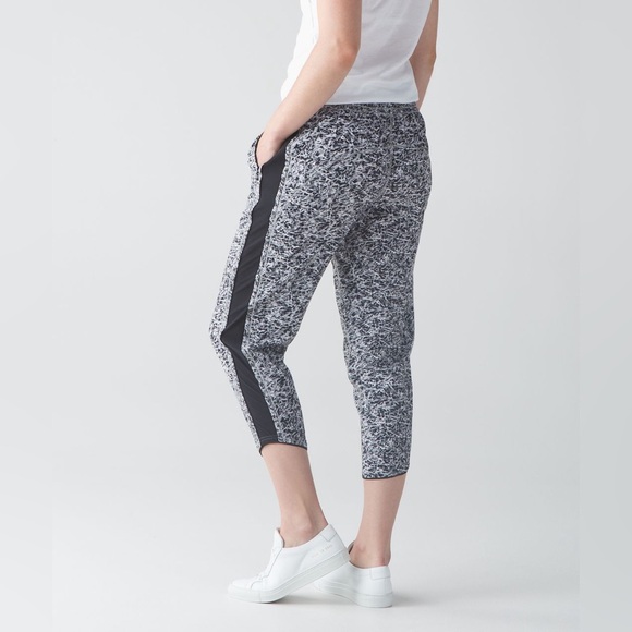 Lululemon For Love Crop Mini Ripple White Seal Grey / Black Size 4 - Picture 2 of 10